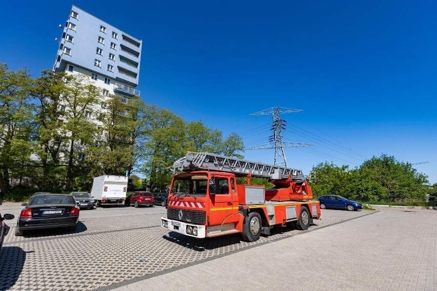 Na osiedlu Bohaterów Września stoi nietypowy wrak, to wóz...