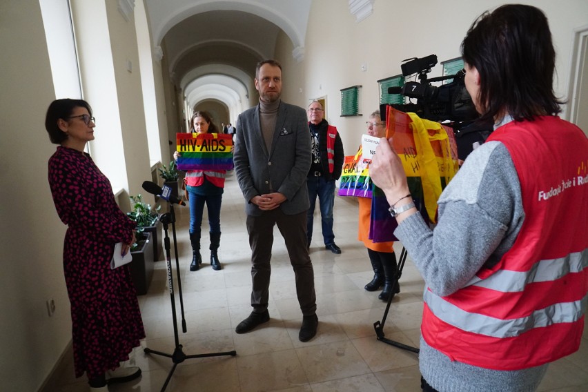 Odśpiewanie przez protestujących hymnu Polski nie zmieniło...