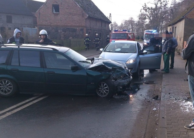 Wypadek w Lubiechowie Dolnym. BMW uderzyło w budynek.