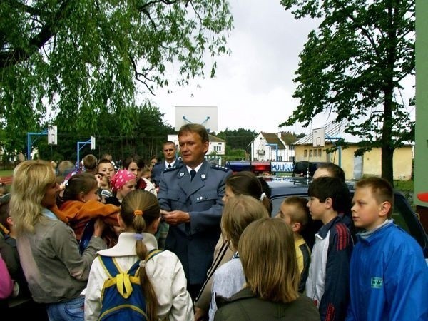 Tadeusz Strzelczyk, aspirant sztabowy z policji w Kozienicach, rozdawał dzieciom opaski odblaskowe.