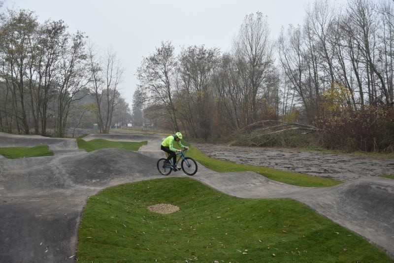 Pumptrack na Stawach Stefańskiego już jest prawie gotowy. Otwarcie w grudniu [zdjęcia, FILM]