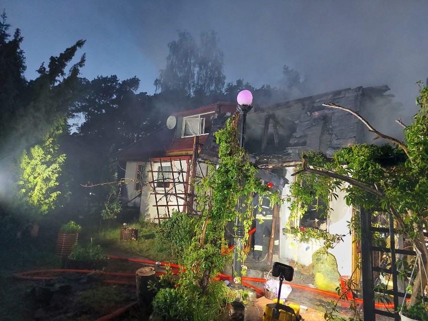 Pożar przy ul. Łowickiej w Gdańsku. Z ogniem walczy 24 strażaków. Pali się dom jednorodzinny i budynki gospodarcze