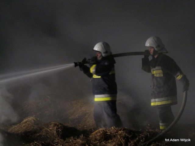 Pożar w gminie Karlino. W Karścinie płonął stóg siana.