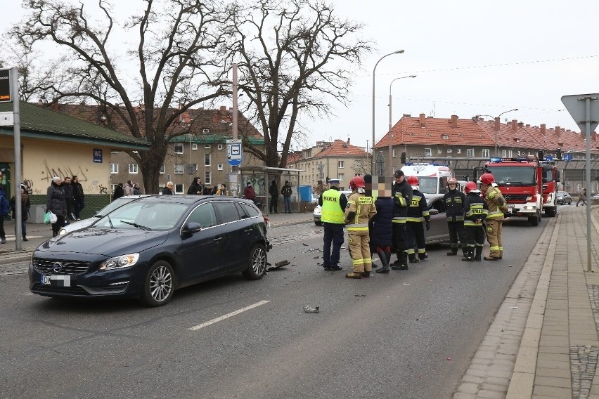 Wypadek na Kromera. Kobieta ze skody nie zahamowała w porę