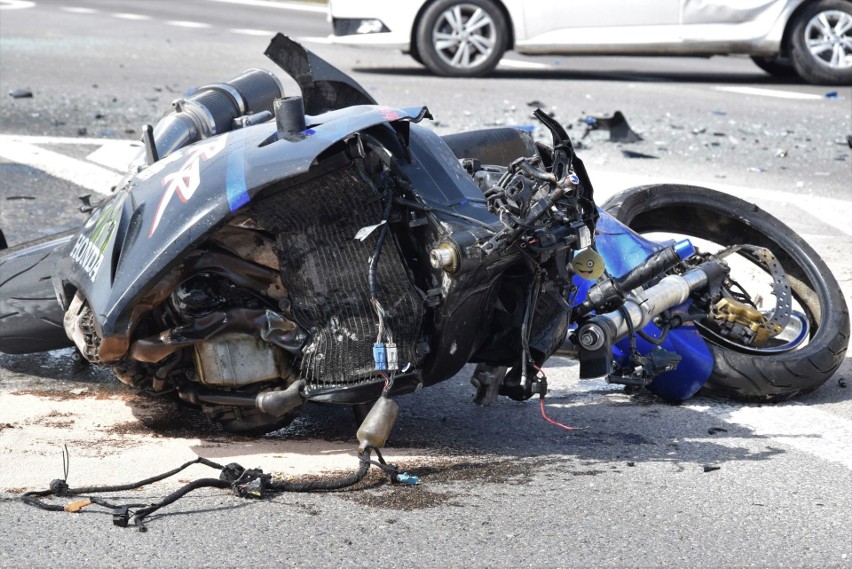 Tragiczny wypadek w Chęcinach. Po zderzeniu z autem zginął motocyklista. Miał zaledwie 27 lat [WIDEO, ZDJĘCIA]