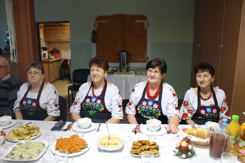 Wiele spotkań wigilijnych z seniorami w gminie Łagów. Wspaniałe poczęstunki i tradycyjne łamanie się opłatkiem