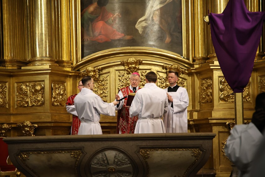 Liturgia Wielkiego Piątku z biskupem Andrzejem Kaletą w Bazylice Katedralnej w Kielcach. Setki osób adorowały krzyż