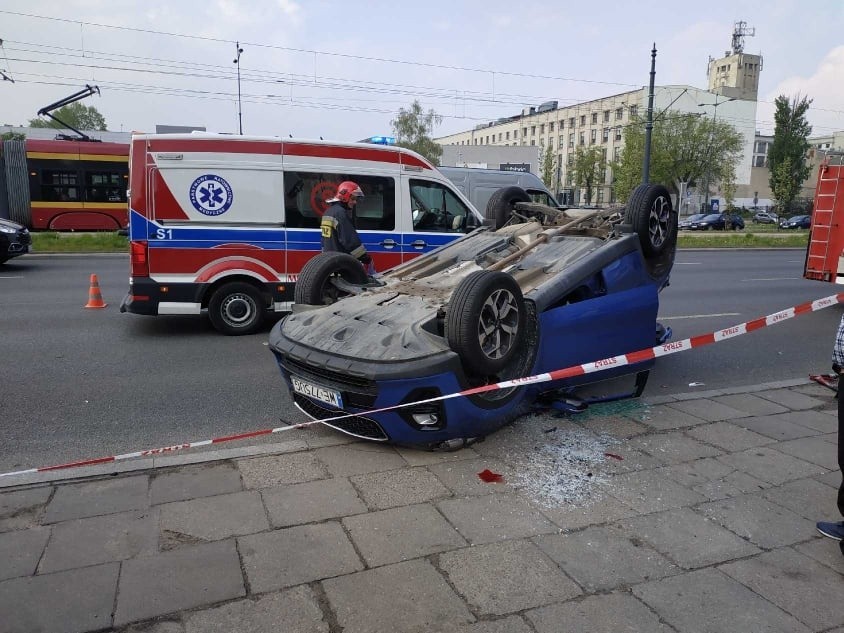 Wypadek na al. Piłsudskiego - samochód na dachu [ZDJĘCIA]