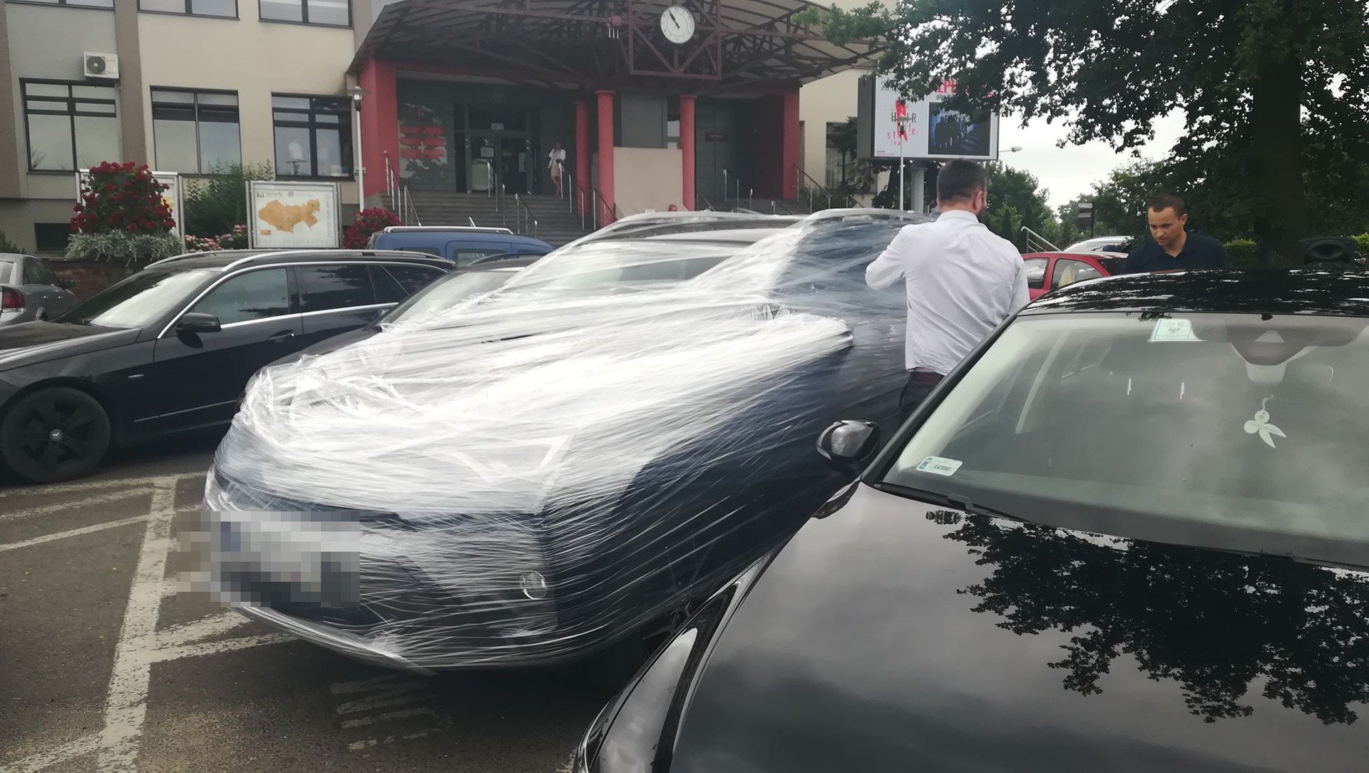 Samochód prezydenta Sieradza oklejony folią. Akcja