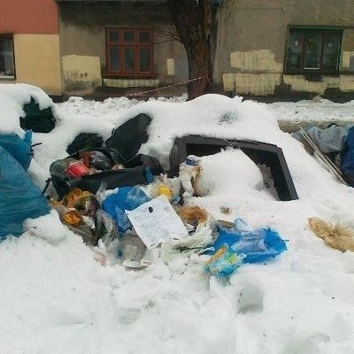 Śmieci z dzikiego wysypiska przy ul. Antenowej mają być sprzątnięte.