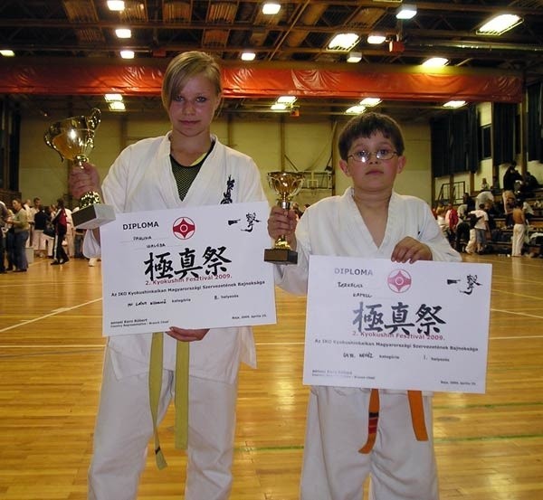 Młodzi medaliści z Jasielskiego Klubu Kyokushin Karate.