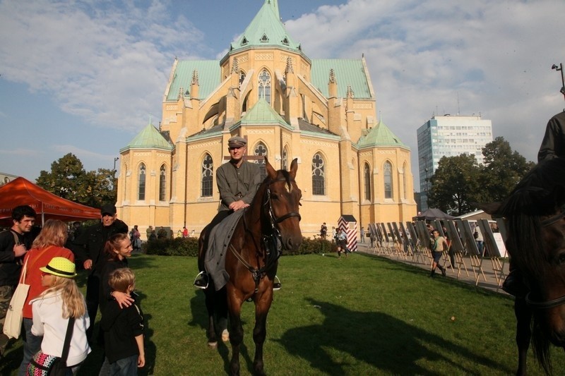 Piknik historyczny przed łódzką katedrą [zdjęcia]