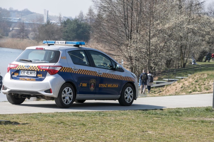 Kraków. Starszy mężczyzna leżał w rowie melioracyjnym. Pomogli mu strażnicy