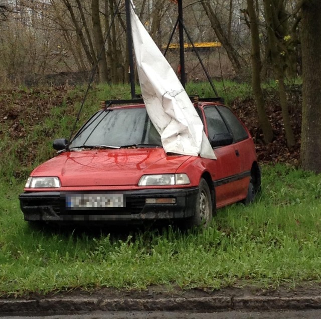 Honda z ul. Mościckiego zmieniła właściciela. Ten nowy musi usunąć wrak