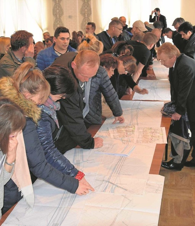 Mieszkańcy gminy Zielonki oglądają koncepcję budowy północnej obwodnicy Krakowa, której większość, bo 6,7 km z całości 14,5 km - powstanie na ich terenach