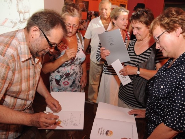 Do jubilata ustawiła się długa kolejka fanek i fanów po autografy.