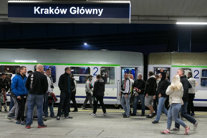 Mecz Wisła Kraków - Legia Warszawa. Kibice Legii przyjechali do Krakowa [ZDJĘCIA, WIDEO]