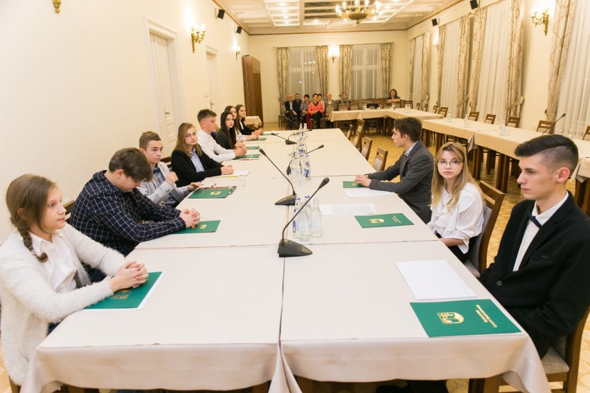 Młodzieżowi radni z Krzeszowic rozpoczęli drugą kadencję. Dostali zaświadczenia o wyborze i złożyli ślubowanie