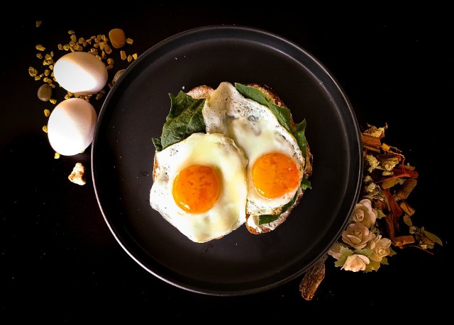 Warto włączyć jajka do codziennej diety, gdyż są zdrowe, smaczne i można z nich szybko i łatwo przygotować pożywny, sycący posiłek. Jednak dla niektórych osób nie jest wskazane spożywanie jajek. Zobacz, kto nie powinien jeść jajek ►