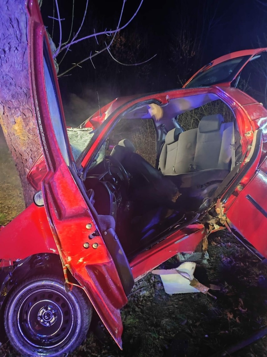 Tragiczny wypadek na drodze w powiecie tarnowskim. W Kąśnej Górnej samochód uderzył w drzewo.  Nie żyją dwie osoby, trzecia jest reanimowana