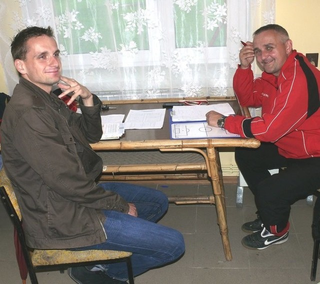Nowy trener Sokoła Nisko, Artur Chyła (z prawej, obok piłkarz Grzegorz Woźniak) prowadził indywidualne rozmowy z zawodnikami.