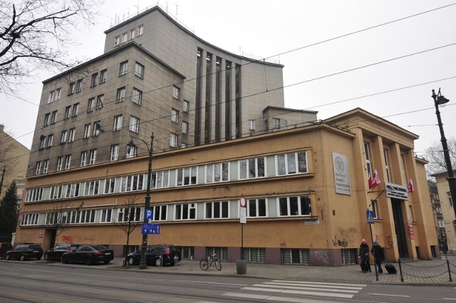 W hotel miałby się zamienić m.in. modernistyczny budynek po banku przy ul. Dunajewskiego 8