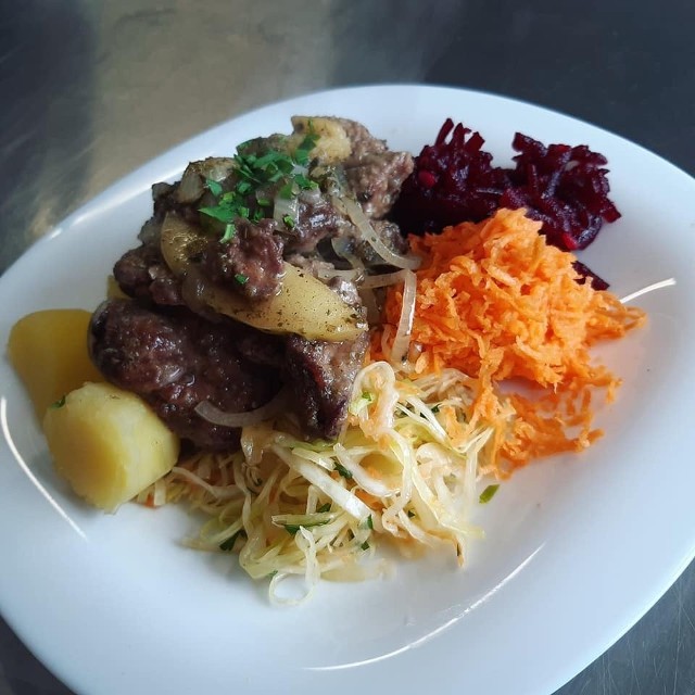 Bistro na Żwirkiul. Żwirki i Wigury 71/13- Pomidorowa 8 zł - Rosół 7 zł- Klopsikowa 9 zł- Kotlet mielony 12 zł- Gołąbki w sosie pomidorowym 14 zł- Wątróbka drobiowa z konfiturą z cebuli 12 zł - Kluski ziemniaczane z okrasą, twarogiem i kapustą zasmażaną 15 zł- Kopytka smażone na maśle z cynamonem i jabłkiem 12 zł- Roladki ze szpinakiem, serem feta i suszonymi pomidorami 14 zł - Ziemniaki 4 zł- Ryż 4 zł