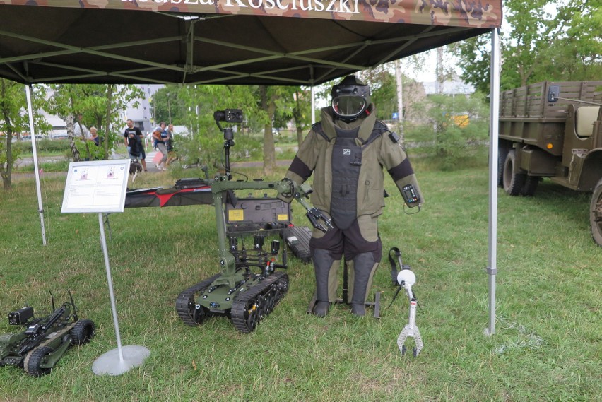 Piknik militarny zorganizowano na błoniach Politechniki...