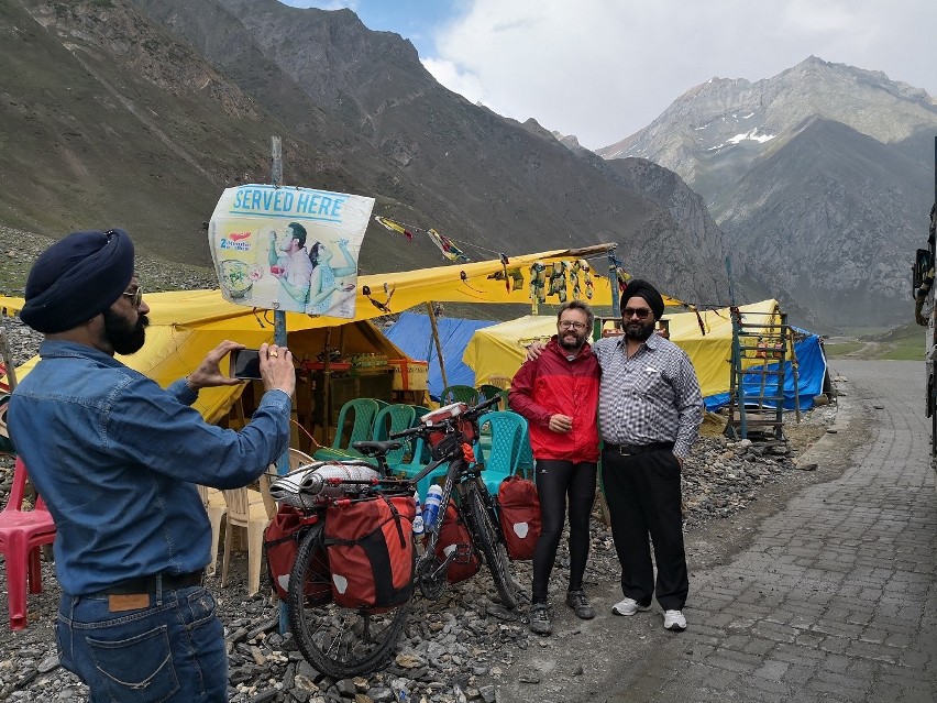 Podróżnik z Wrocławia przejechał rowerem przez Himalaje. Pokonał 1300 km przez najwyższe przełęcze świata [zdjęcia]