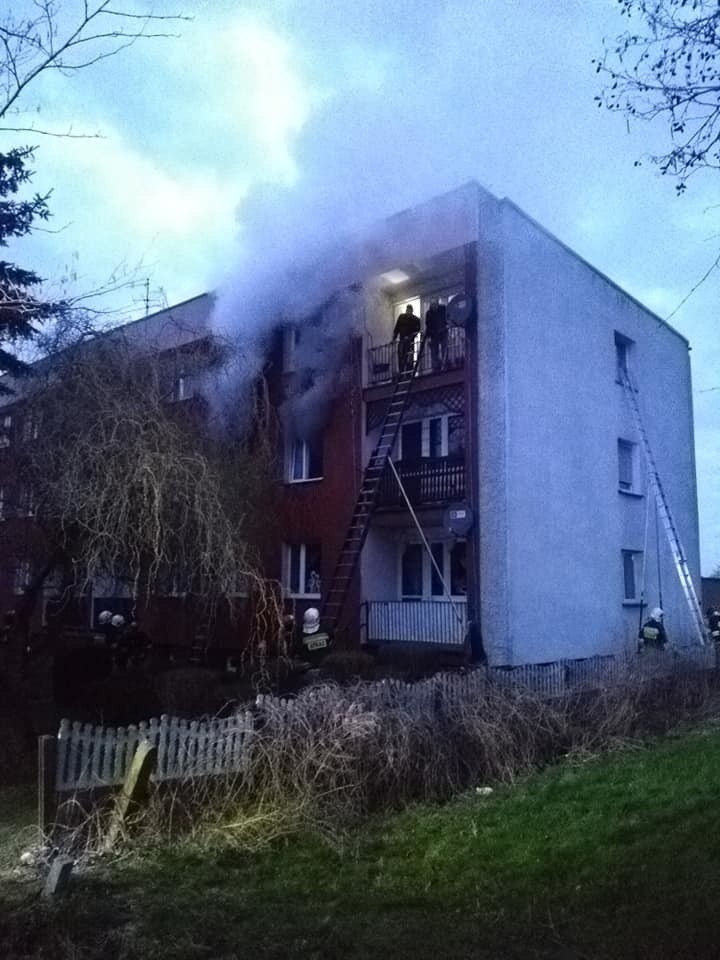 Pożar w bloku mieszkalnym w Kozłowicach.