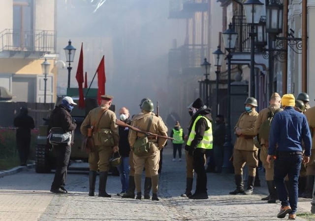 W Radomiu kręcone są obecnie zdjęcia do nowego filmu "Orlęta", który opowiada o losach mieszkańców Grodna, którzy we wrześniu 1939 roku podjęli walkę z Sowietami, którzy zaatakowali miasto. Na planie nie brakuje gwiazd polskiego kina.Zobaczcie, kto znalazł się w obsadzie! Zdjęcia na kolejnych slajdach>>>