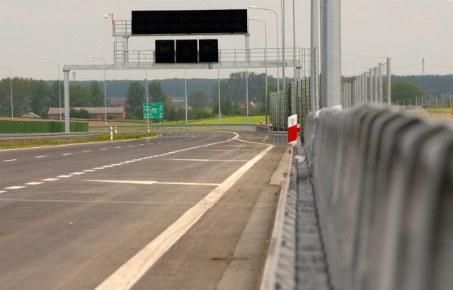 Droga ma dwie jezdnie, każda z dwoma pasami ruchu. Łącznie liczy 23,7 km długości. Budowa kosztowała 791,3 mln zł.