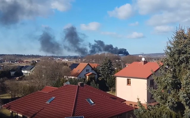 Słup czarnego dymu widać było z odległości kilku kilometrów