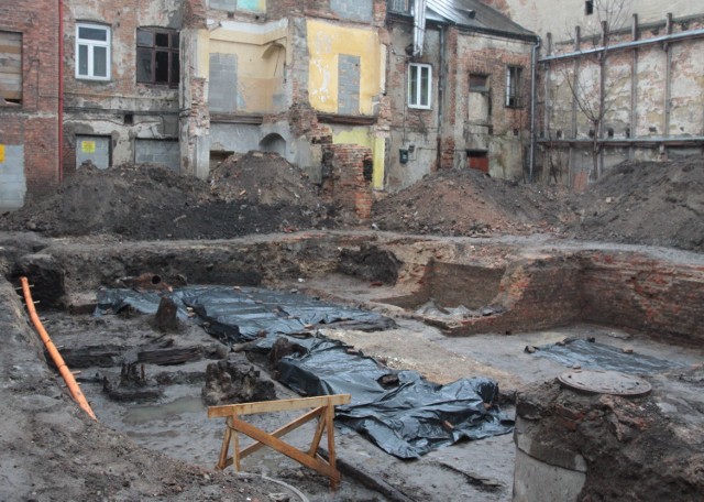 Przy ulicy Szewskiej archeolodzy odkrywają ślady średniowiecza.