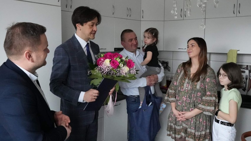 Piotr Kożłowski, burmistrz Kozienic wręczył kwiaty mamie...