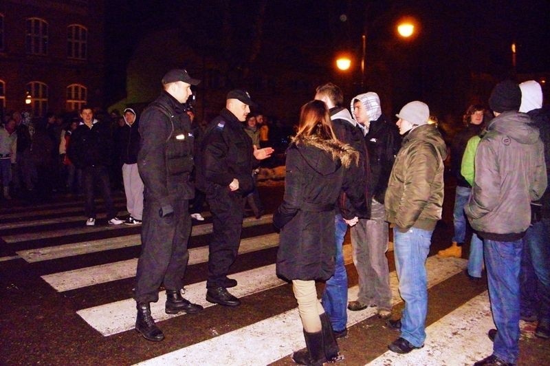 Protest rozpoczął się o godz. 18. Do pojawienia się na...