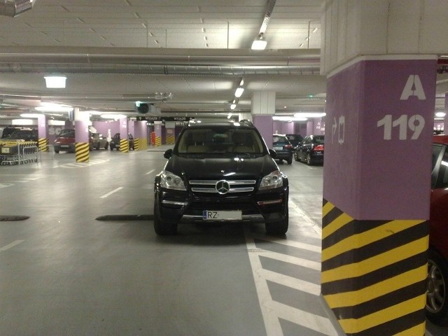 Niedziela, mercedes na parkingu pod Millenium Hall.