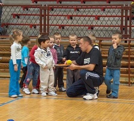 Przyszli tenisiści z dużą uwagą słuchali nowego trenera Bartosza Nowaka.