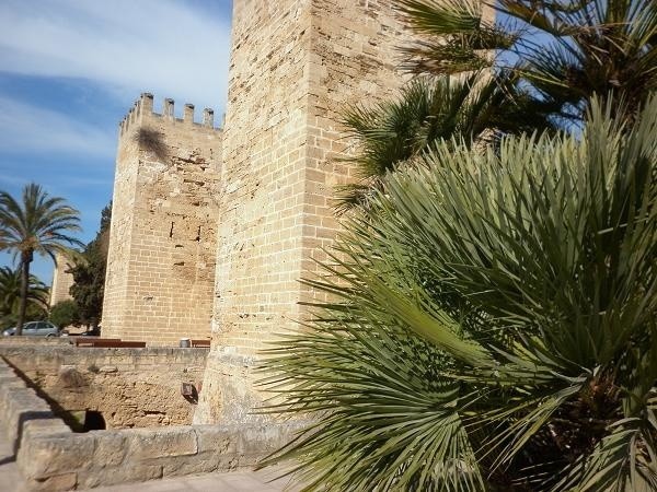 Znakiem firmowym Alcudii są średniowieczne mury