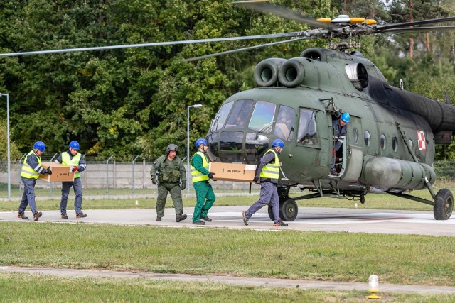 Załadunek transportowego śmigłowca Mi-8 z "ziemi" zabezpieczał desant żołnierzy, a z powietrza - drugi śmigłowiec wojskowy