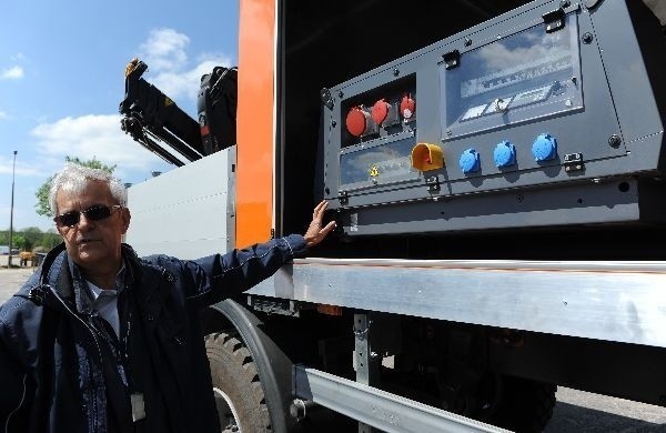 Auto wyposażone jest w spalinowy agregat prądotwórczy zdolny w trudnych warunkach zasilić wszelkie urządzenia elektryczne, między innymi pompy czy spawarkę.