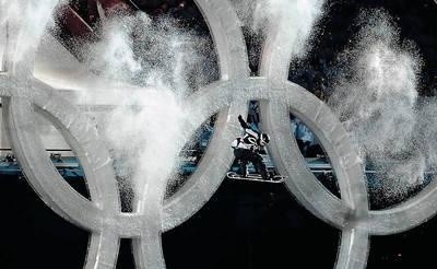 Snowboardzista skacze przez olimpijskie koła podczas piątkowej ceremonii otwarcia igrzysk. Snowboard jest dla Kanadyjczyków jedną z najbardziej cenionych zimowych dyscyplin. Fot. PAP/EPA/LARRY SMITH