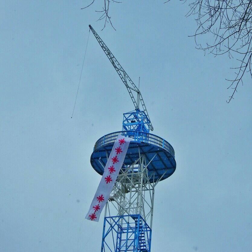 Baner "***** ***" na wieży spadochronowej w parku Kościuszki w Katowicach. To jedno z haseł skandowanych na Strajku Kobiet