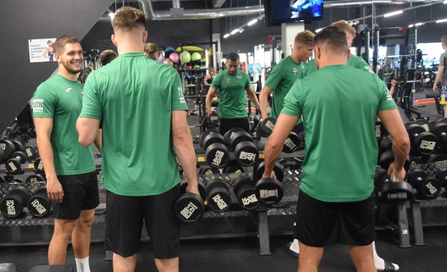 W środę piłkarze Radomiaka mieli tylko jeden trening w siłowni Just GYM. Na zajęciach tylko poza kontuzjowanym i przebywającym w Portugalii, Goncalo Silvą byli wszyscy piłkarze Radomiaka. W czwartek i w piątek radomska drużyna trenować będzie na boisku przy ulicy Struga. W sobotę mecz ze Śląskiem Wrocław na stadionie przy ulicy Narutowicza 9. Jego początek o godzinie 17.30. ZOBACZ ZDJĘCIA Z TRENINGU W SIŁOWNI>>>