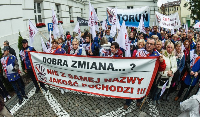 W poniedziałek w 17 miastach Polski odbyły się protesty Związku Nauczycielstwa Polskiego przeciwko wprowadzenia nowej reformy w edukacji.W proteście wzięli udział nauczyciele, rodzice, samorządowcy i uczniowie. Protestujący chcieli w ten sposób wyrazić sprzeciw wobec chaosowi w reformie. Twierdzą, że reforma obniży poziom edukacji. Chcą, aby minister edukacji Anna Zalewska wycofała się z proponowanych zmian w systemie oświaty, która są zawarte w dwóch projektach ustaw. Chodzi między innymi o zapis w planach ustaw, według którego w danej gminie może istnieć tylko jedna szkoła samorządowa.Na zdjęciach pikieta przed bydgoskim urzędem wojewódzkim. Na protest przyszło kilkaset osób.