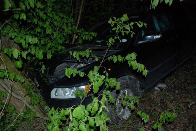 Osobowe volvo wypadło z drogi i uderzyło w drzewo. 32-letnia pasażerka została przewieziona do szpitala. Kierowca uciekł.W poniedziałek po godz. 3 w nocy, dyżurny krośnieńskiej komendy został powiadomiony o zdarzeniu drogowym na rondzie Niezapominajki. Jak ustalili mundurowi kierowca volvo stracił panowanie nad pojazdem, wjechał w przydrożne zarośla i uderzył w drzewo. Do szpitala została przewieziona pasażerka.Kierowca oddalił się z miejsca zdarzenia przed przybyciem służb ratunkowych. Jeszcze tej samej nocy został zatrzymany. Okazał się nim 33-letni mieszkaniec Krakowa. Mężczyzna był pijany. Badanie stanu trzeźwości wykazało około 1,5 promila alkoholu w jego organizmie. 33-latek został zatrzymany w policyjnym areszcie.