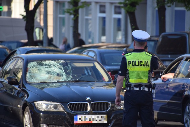 Wypadek miał miejsce we wtorek około godziny 17.52 przy ul. Sienkiewicza 5, w rejonie przystanku autobusowego "Sienkiewicza - Białówny".