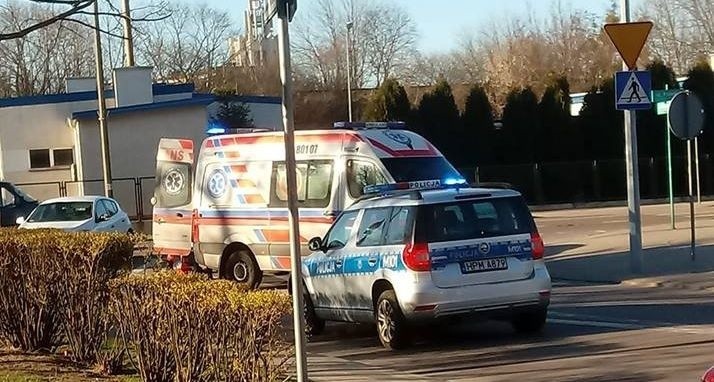 Białystok. Wypadek na skrzyżowaniu Włókienniczej z Poleską. Renault potrąciło rowerzystę [ZDJĘCIA]