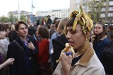 Warszawa: Jedzenie bananów przed Muzeum Narodowym [ZDJĘCIA] Bananowy protest w obronie wolności artystycznej [WIDEO]