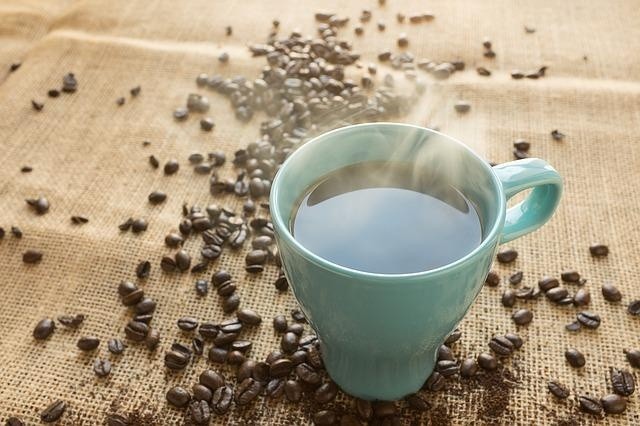 Picie kawy to dla wielu codzienny, poranny rytuał. Choć produkt ten niesie dla zdrowia wiele korzyści, jedno jest pewne - nie należy go łączyć z lekami. Wiele z nich wchodzi w interakcję z kawą, co może powodować osłabienie lub wzmocnienie ich działania.  Sprawdź w naszej galerii, jakich leków nie łączyć z kawą!